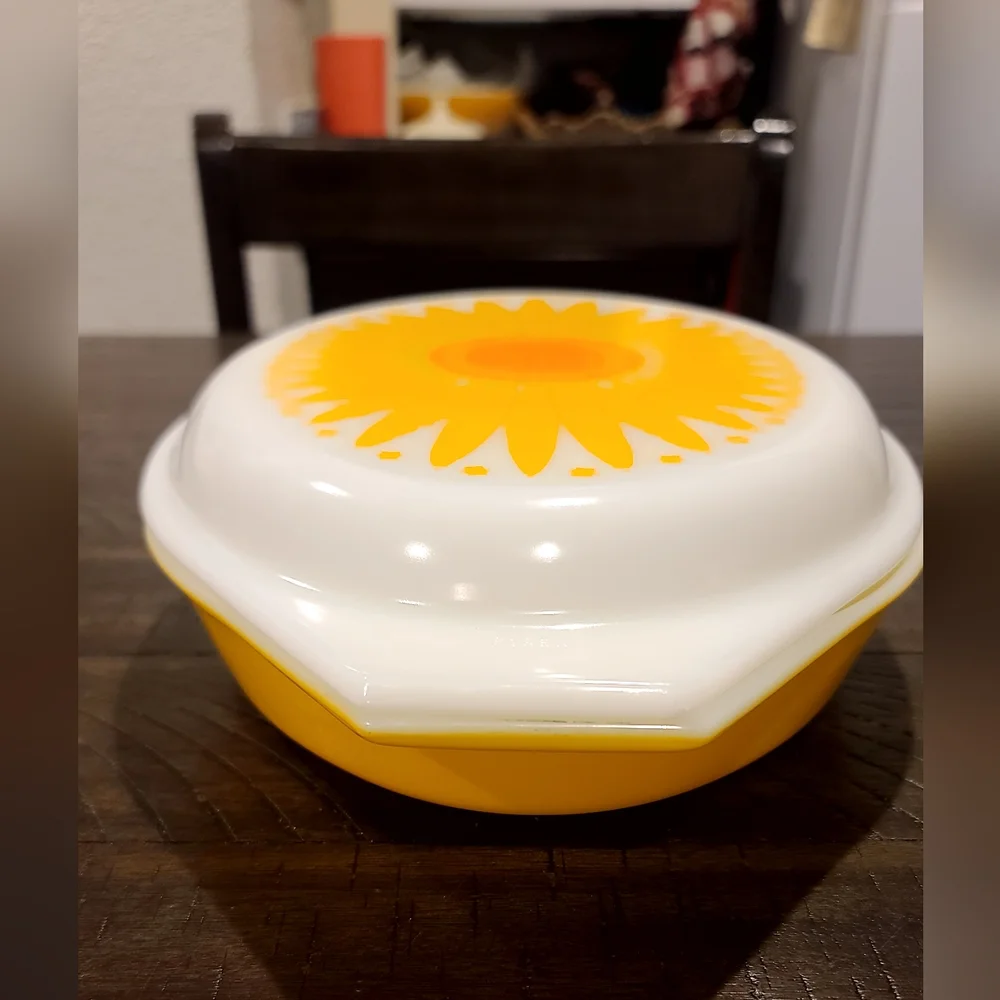 PYREX Vtg Sunflower Daisy Casserole Divided Dish With Lid 1 1/2 Quart